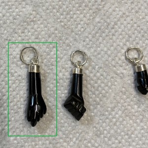 Mano Azabache grande