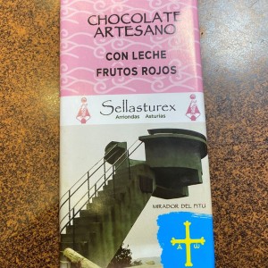 Chocolate artesano con leche y frutos rojos